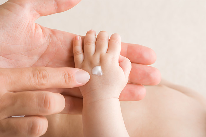 Нужно ли лечить акне новорожденных?