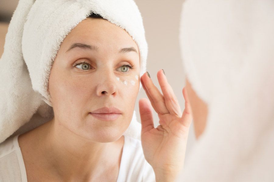 Как убрать морщины вокруг глаз с помощью крема?